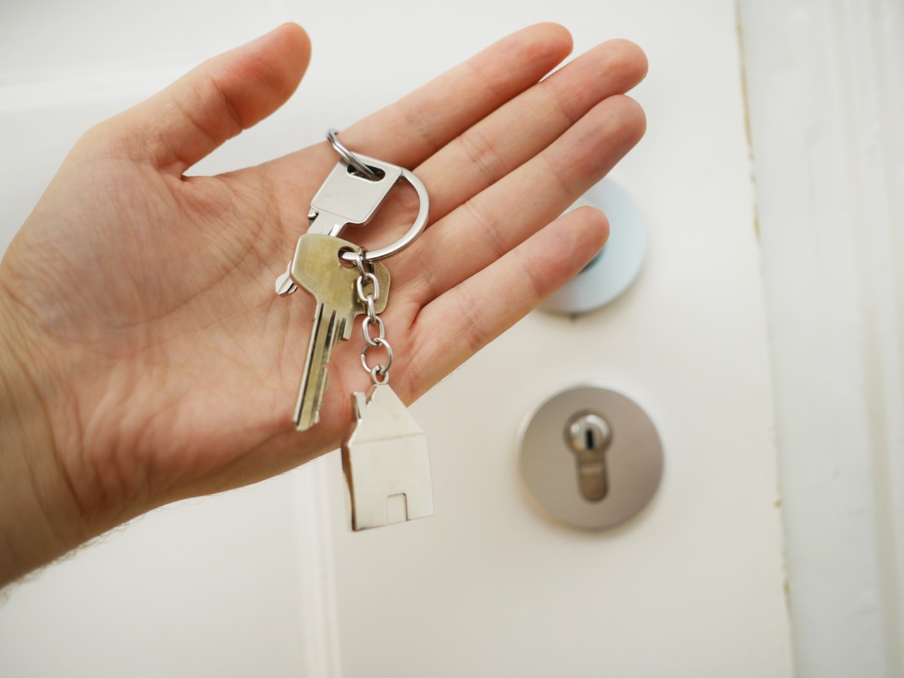 real estate agent ho9lding keys in hand